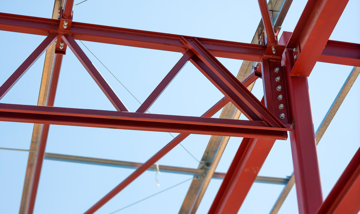 estructura de vigas rojas | imagen que introduce a la sección de estructuras para edificios de la carpintería metálica