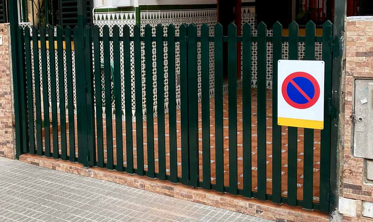 Cerramiento puerta de cochera estilo valla