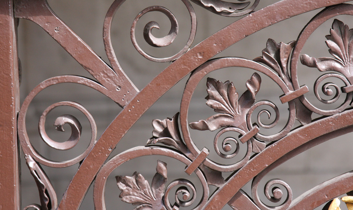 Detalle de cancela de hierro de artesanía | Introducción a la sección de hierro de la carpintería metálica