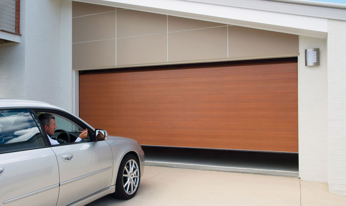 puerta de cochera automática abriendose | Introducción a la sección de puertas automáticas de la carpintería metálica