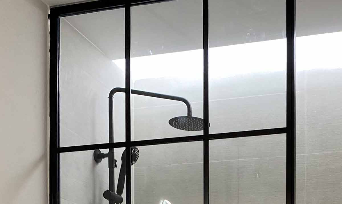Mampara de ducha fija de hierro y cristal